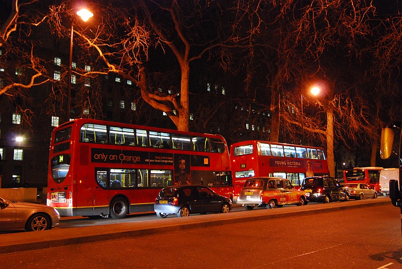 Laura i Astronom.JPG - Idziemy sobie wzdłuż Tamizy. Czerwone autobusy przez ulice tego miasta mkną. (Zdjęcie: Laura i Astronom)